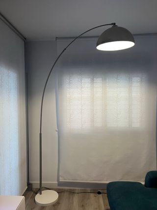 Lámpara de pie arco plateada y blanca