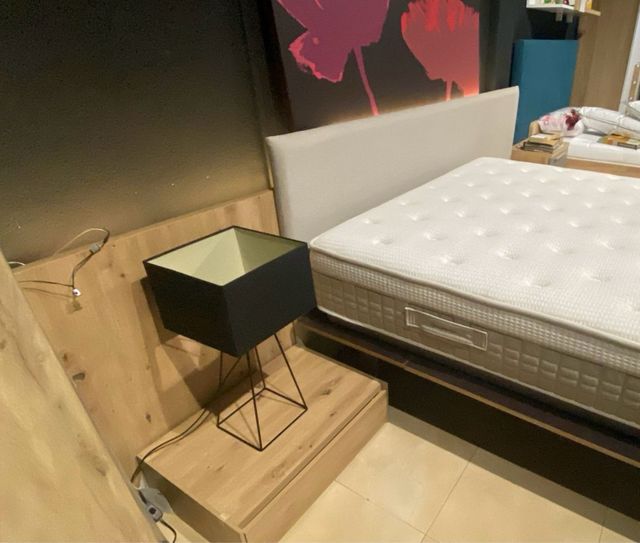 Cabezal tapizado beige y lámpara negra