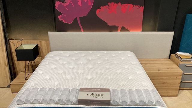 Cabezal tapizado beige y lámpara negra