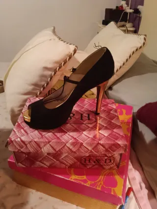 Zapatos Angel Alarcón negros y dorados