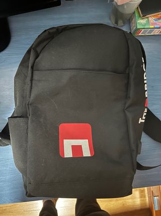 Mochila Negra con Carga USB y Logo Rojo