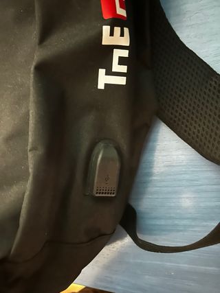 Mochila Negra con Carga USB y Logo Rojo