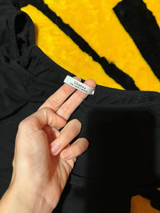 Top negro Shana con volantes y encaje