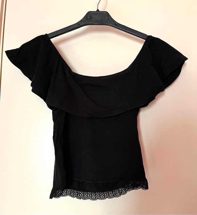 Top negro Shana con volantes y encaje
