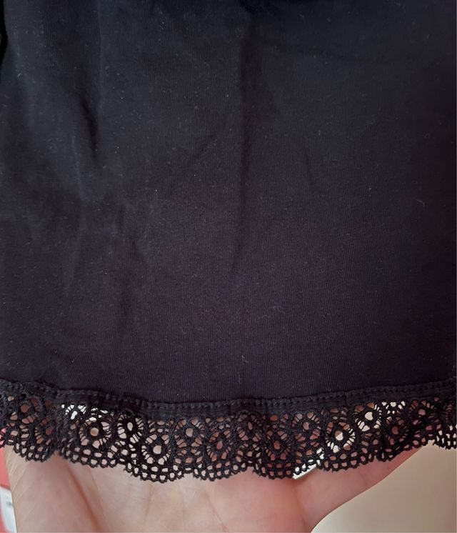 Top negro Shana con volantes y encaje