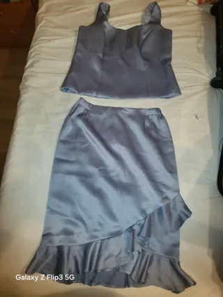 Conjunto top y falda azul satinado