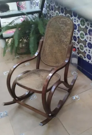 Mecedora antigua de madera y ratán