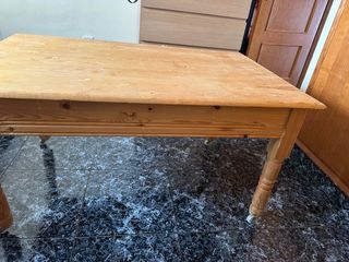 Mesa de madera rústica con ruedas