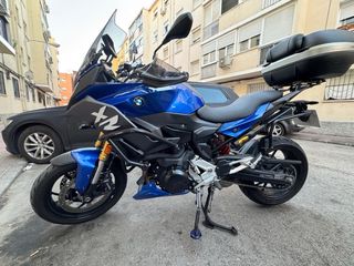 MOTO BMW F900XR A2 con dos maletas laterales