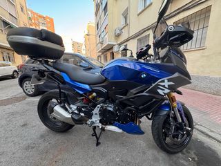 MOTO BMW F900XR A2 con dos maletas laterales