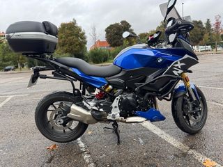 MOTO BMW F900XR A2 con dos maletas laterales
