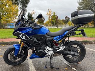 MOTO BMW F900XR A2 con dos maletas laterales