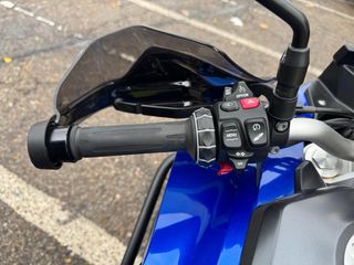 MOTO BMW F900XR A2 con dos maletas laterales