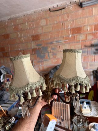 Lampada da parete antica in oro e beige