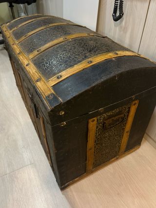 Baúl antiguo madera y chapa hierro
