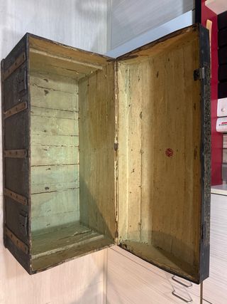 Baúl antiguo madera y chapa hierro