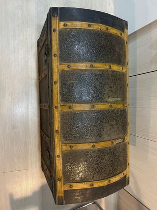Baúl antiguo madera y chapa hierro