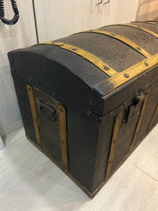 Baúl antiguo madera y chapa hierro
