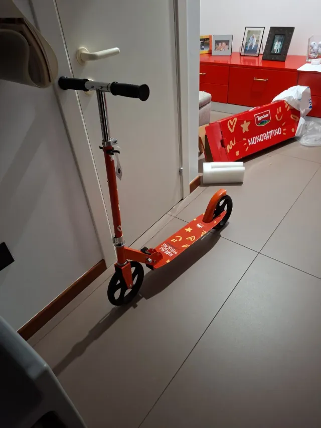 Monopattino 2 ruote Loacker rosso