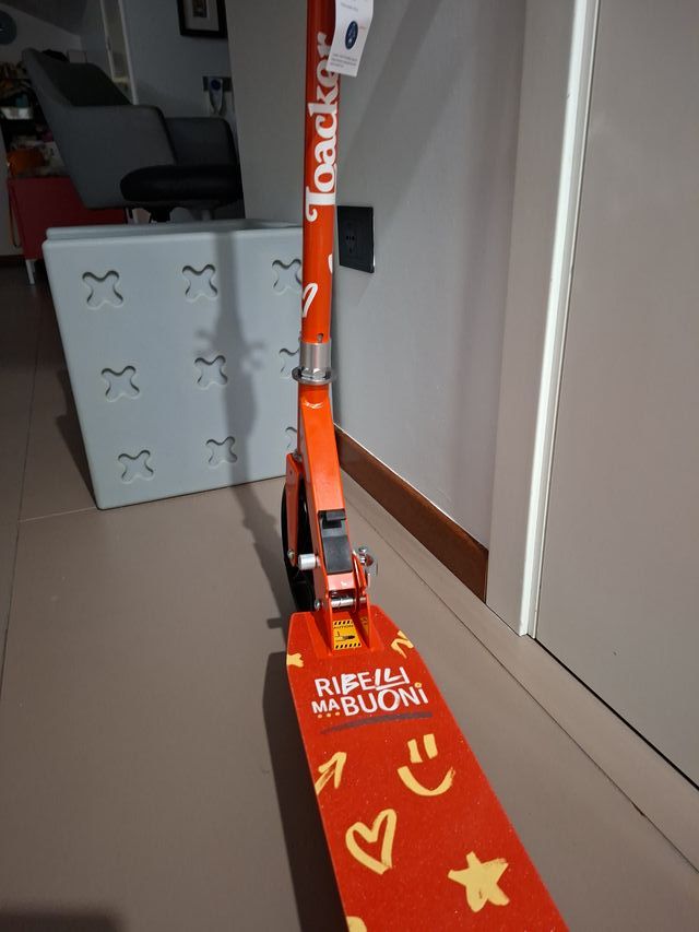 Monopattino 2 ruote Loacker rosso