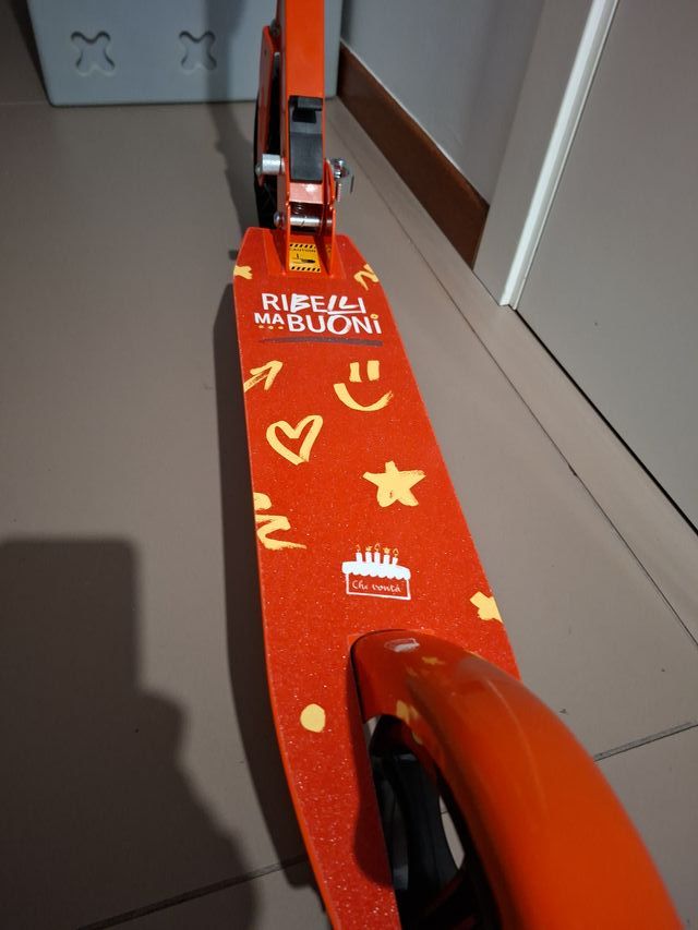 Monopattino 2 ruote Loacker rosso