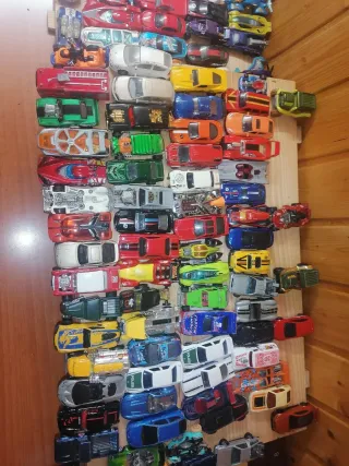 Coches Hot Wheels y similars hay 174 mini cotxes