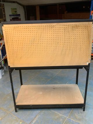 Banco de trabajo con panel perforado y cajón.