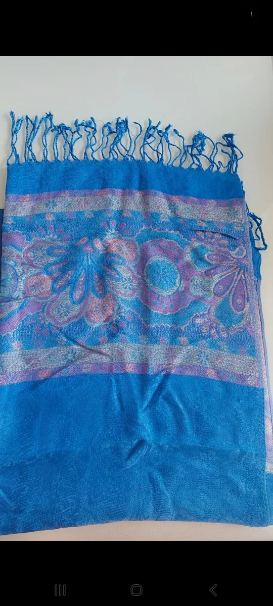 Foulard blu con fantasia floreale