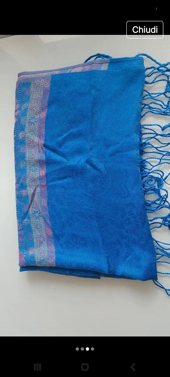 Foulard blu con fantasia floreale