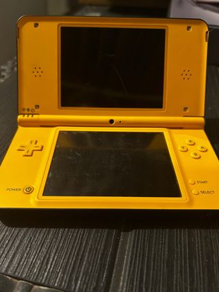 Nintendo DSi XL Amarilla