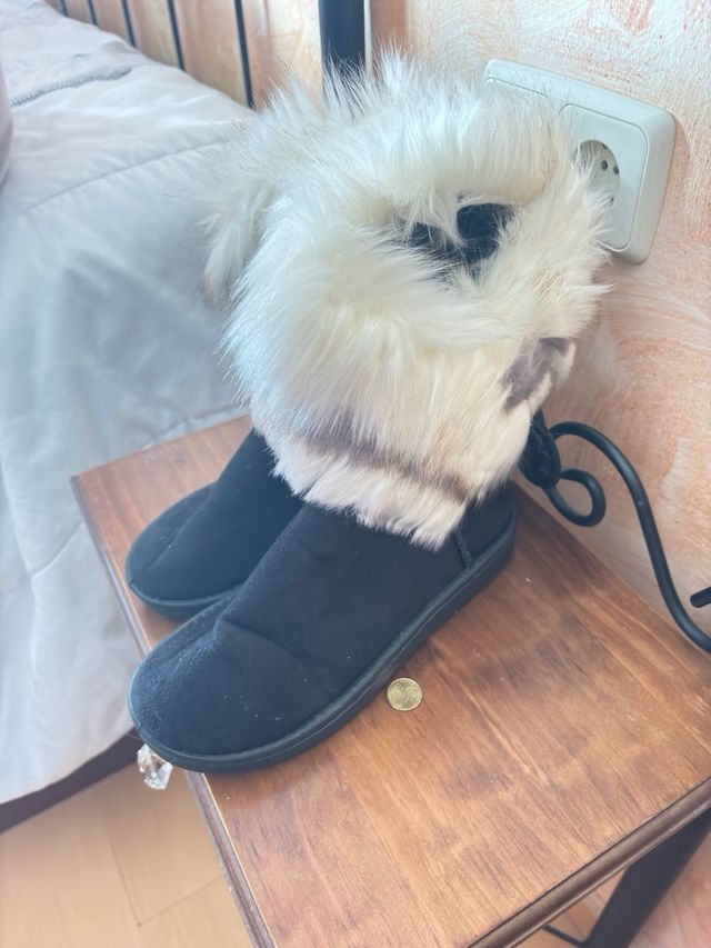 Botas negras con detalles blancos de  pelo