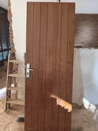 Puerta de entrada de madera