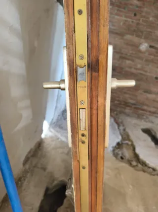 Puerta de entrada de madera