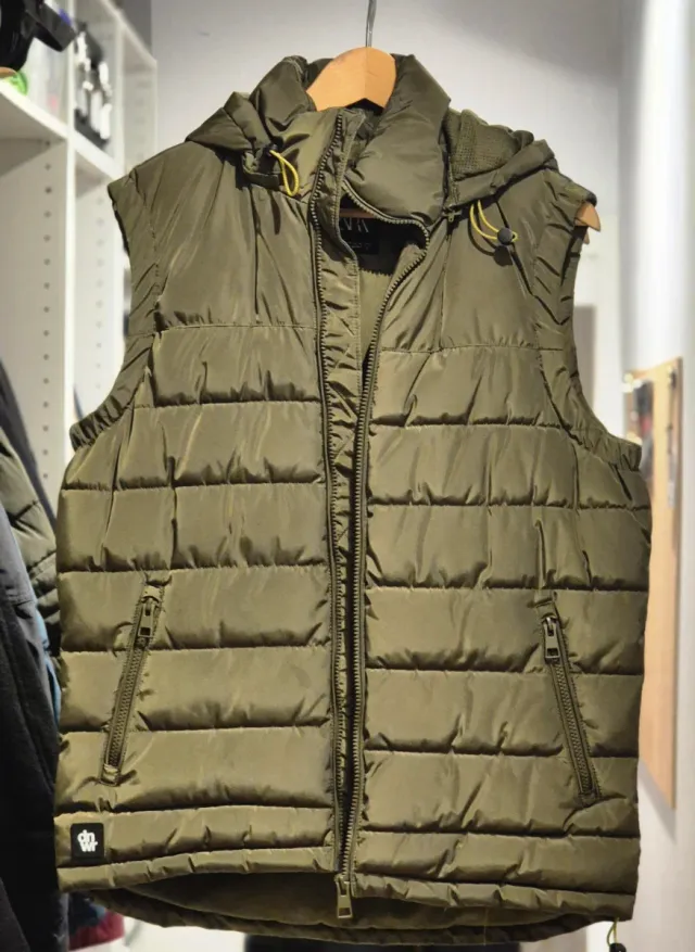 Chaleco acolchado Zara verde oliva.