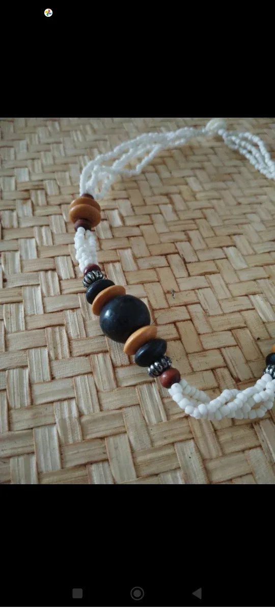 Collar étnico blanco y negro