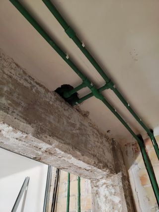 Instalador de tuberías de agua. Fontanero.