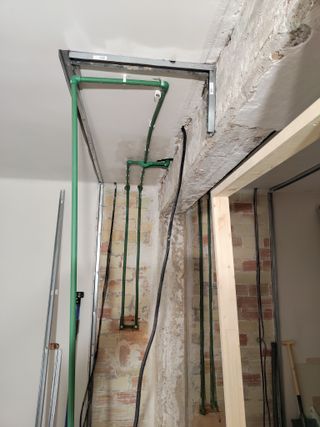 Instalador de tuberías de agua. Fontanero.