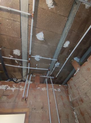 Instalador de tuberías de agua. Fontanero.