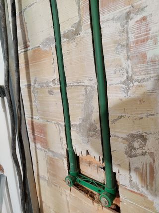 Instalador de tuberías de agua. Fontanero.