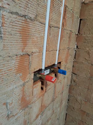 Instalador de tuberías de agua. Fontanero.