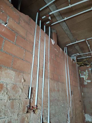 Instalador de tuberías de agua. Fontanero.