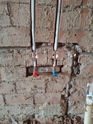 Instalador de tuberías de agua. Fontanero.