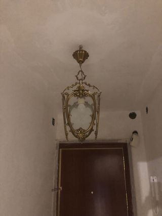 Lámpara de techo dorada NEGOCIABLE.