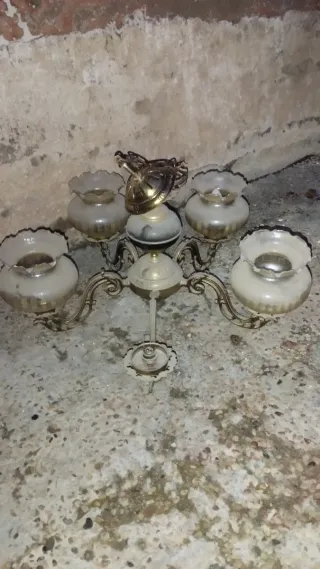 Lámpara dorada antigua