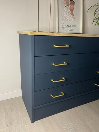 Cómoda azul con tiradores dorados