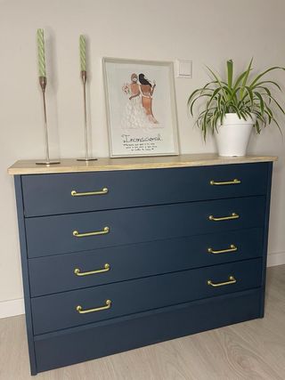 Cómoda azul con tiradores dorados