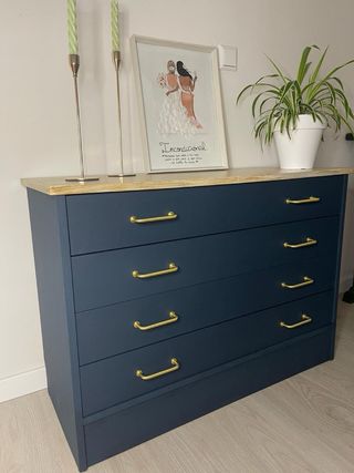 Cómoda azul con tiradores dorados