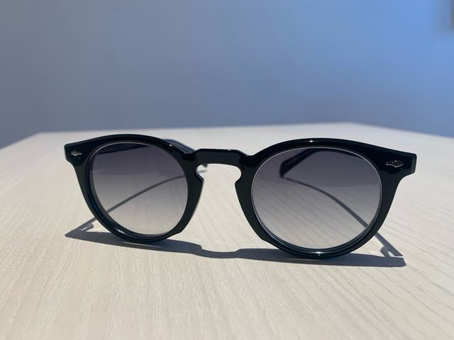 Gafas de sol negras y grises