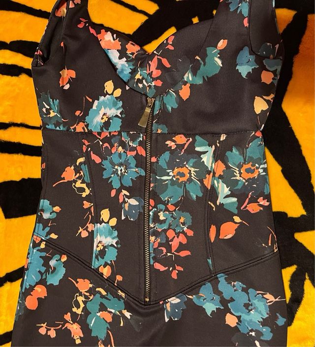 Vestido negro estampado floral