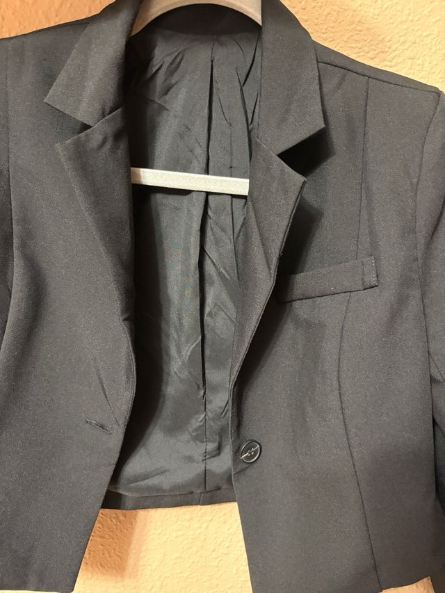 Blazer americana corta negra